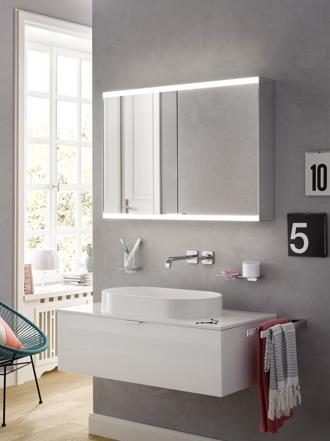 EMCO Aufputz-Lichtspiegelschrank prime 2 Facelift 600x700mm, 2-türig, aluminium/spiegel